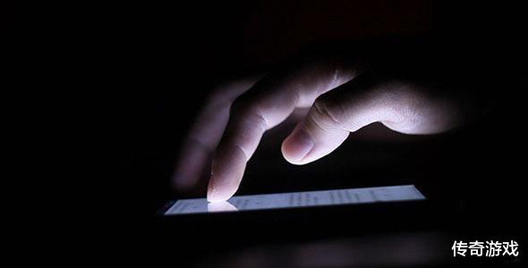 熬夜|长期“睡前玩手机”的人，用不了多久，3个“难堪”或将落你身上