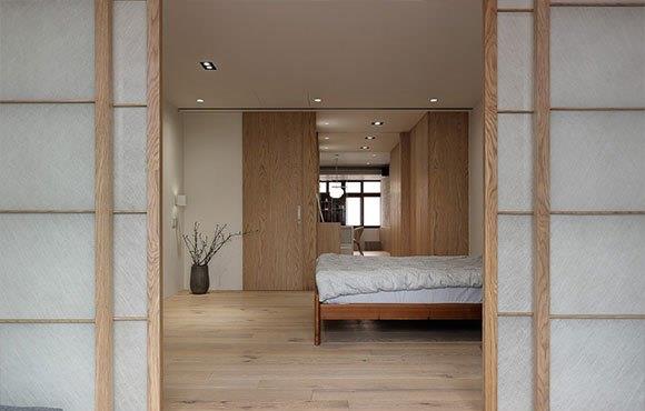 ▲白色加原木色的空间素雅别致，让人回味无穷，慢节奏生活真舒服！