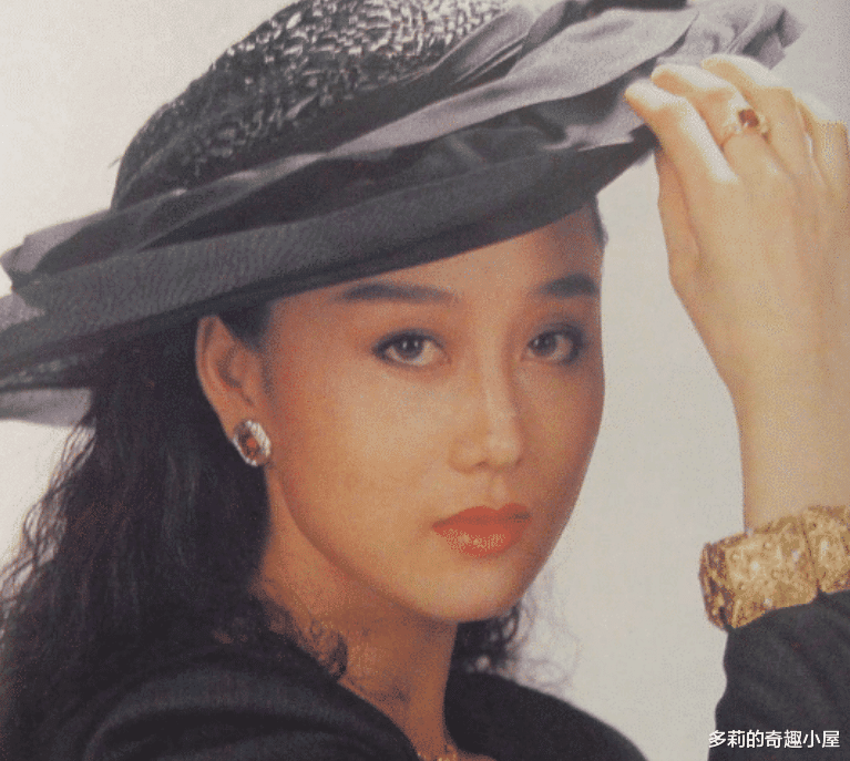 「李连杰」1989年，李连杰和周星驰合拍了此片，女主角是个超级大美女