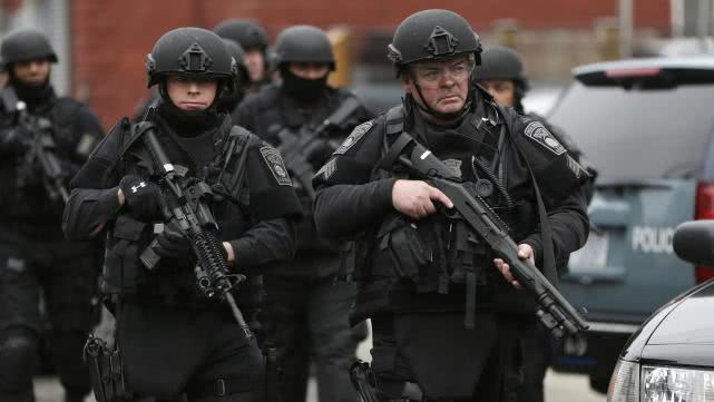 【美国】美国2名警察扭住一名黑人,没想到对方是FBI特工,接下来一幕搞笑