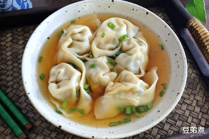 馄饨|冬天到了，遇到此面食别手软，简单一煮，皮薄馅多，比饺子还好吃
