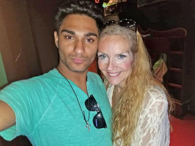 华南植物园@6旬老妇与21岁男大学生订婚,两个女儿都比男友大10多岁