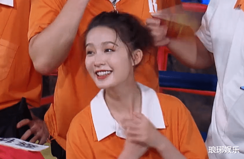 李沁|李沁录节目发现领口太大，被男嘉宾围着时，她的救场方式我服了