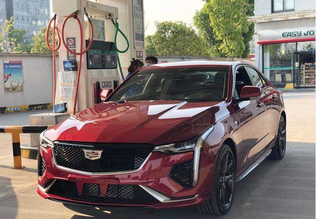 长安汽车■男子喜提凯迪拉克CT4，车身设计很吸晴，开这车绝对秒杀思域！