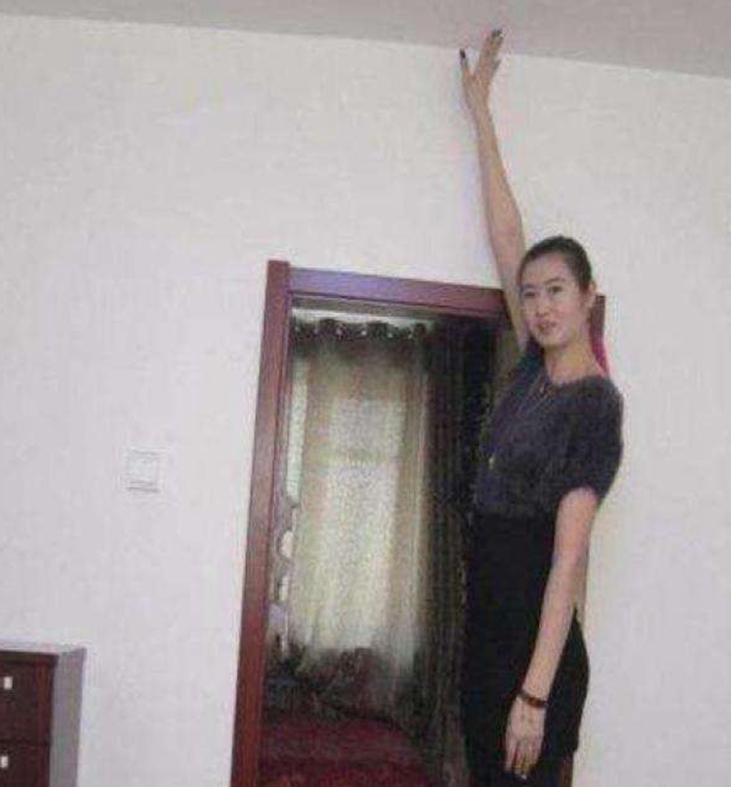 [女篮]女篮球员嫁到农村！身高1米97比丈夫高，家人为她专门更换门栏