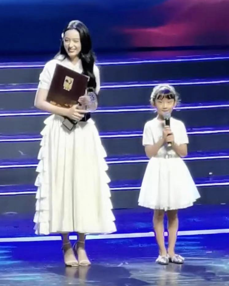 周冬雨|金鸡提名表彰颜值大赏:柳岩周冬雨同框比美,张馨予白裙身姿婀娜