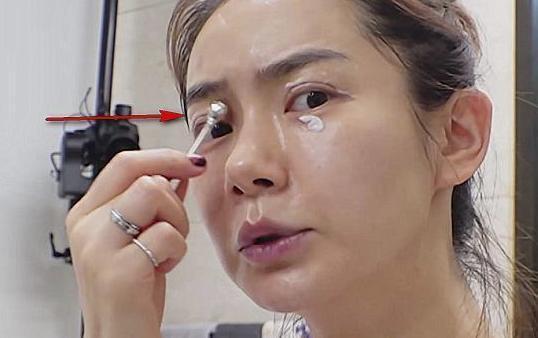 眼霜@看完戚薇“涂眼霜”，才发现自己错了多年！难怪她双眼细嫩没干纹