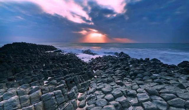 「科学家」科学家去神秘小岛考察,却离奇失踪,原始土著说:天上出现一个洞