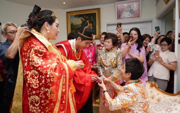 「赌王」有种壕叫赌王四太嫁女儿，穿金丝绣衣戴帝王级翡翠，风头盖过女儿