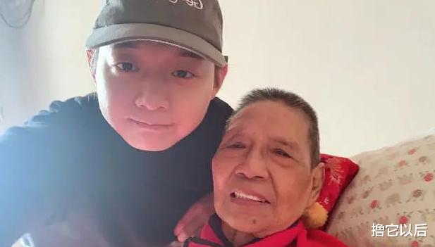 黄子韬|继黄子韬父亲去世后，娱乐圈又添噩耗，他深夜弹唱告别至亲