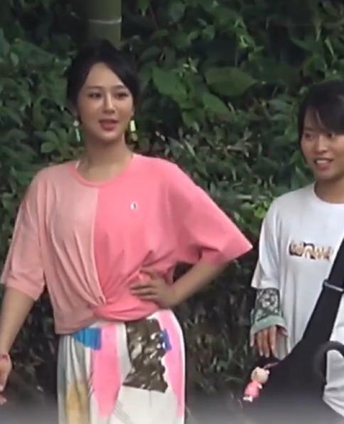 杨紫|杨紫新电影路透，造型接地气反差好大，乡土气息扑面而来