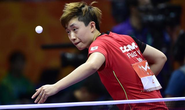 世界冠军|大爆冷！世界冠军2：4被淘汰出局，国乒功勋教练眉头紧锁一直摇头