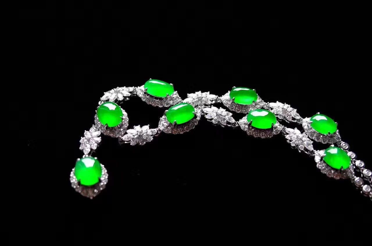 [翡翠]在选购翡翠时，是镶嵌的好还是裸石好？看完你就明白了