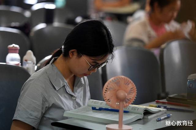 高校|高校“烂大街”的4个专业,录取分数线高,毕业生却难就业