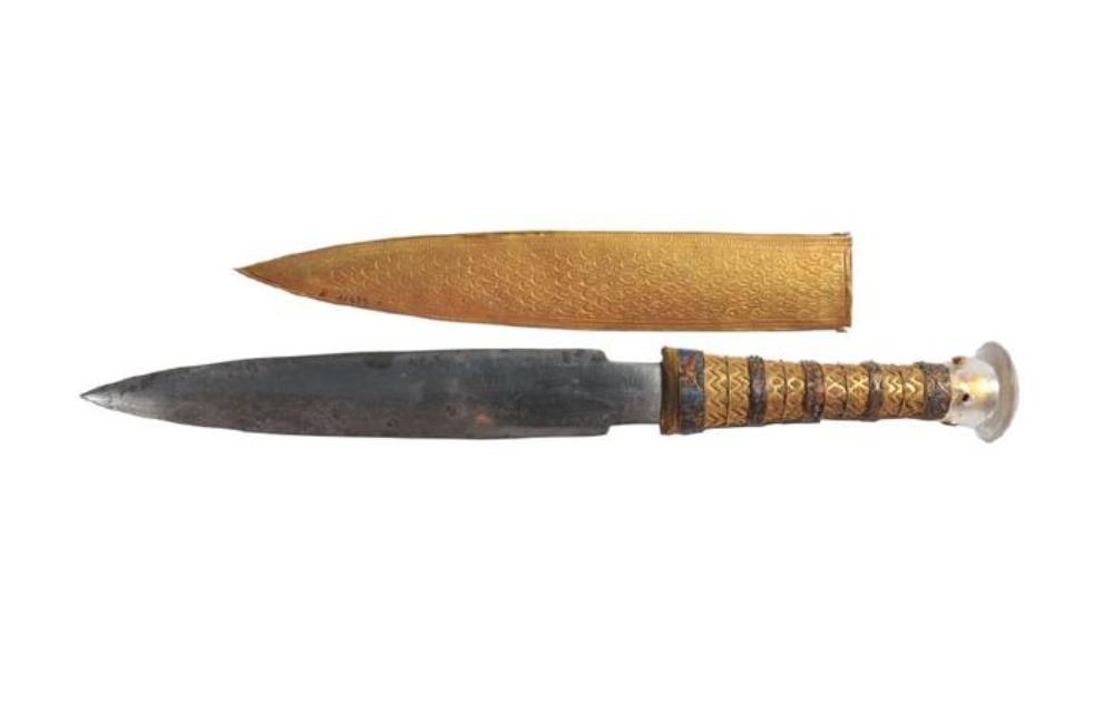 「」埃及最逆天的2件文物，一件是“黄金人字拖”，一件非地球之物