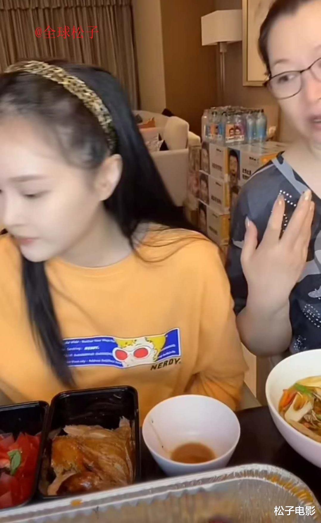 赵本山|赵本山爱人自曝从未染过头发，追求自然美，对自己颇为自信