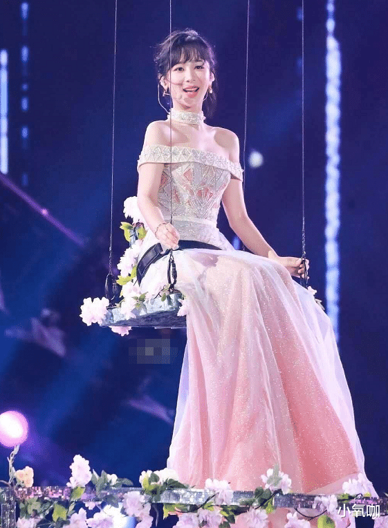 「杨紫」杨紫换个造型上热搜，放下刘海如“整容”，P图都不敢这样P