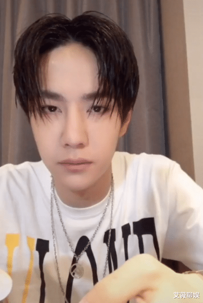 #王一博#难怪王一博这么瘦，看到他直播时吃粥的方法，会胖才是“见鬼”了