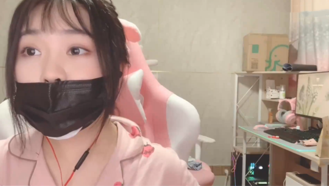 睡衣：小团团身材有多完美？顶级微胖不算啥，双马尾比心的样子让人心动