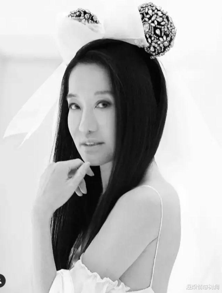 [美国]71岁华裔设计师晒美照，一双腿堪比17岁少女，特朗普女儿是她粉丝