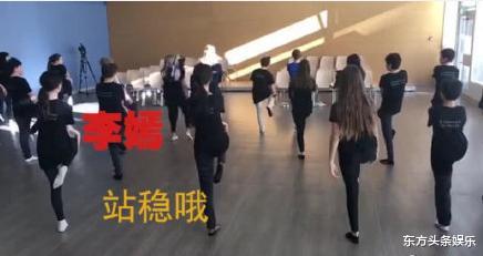 #李亚鹏#李亚鹏忧心李嫣滞留国外，一脸胡茬坐镇自家餐厅，愁容满面抽闷烟