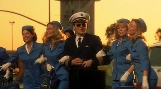 趣观历史|男子冒充飞行员，免费乘机4年横跨多国行骗，最后成了FBI顾问