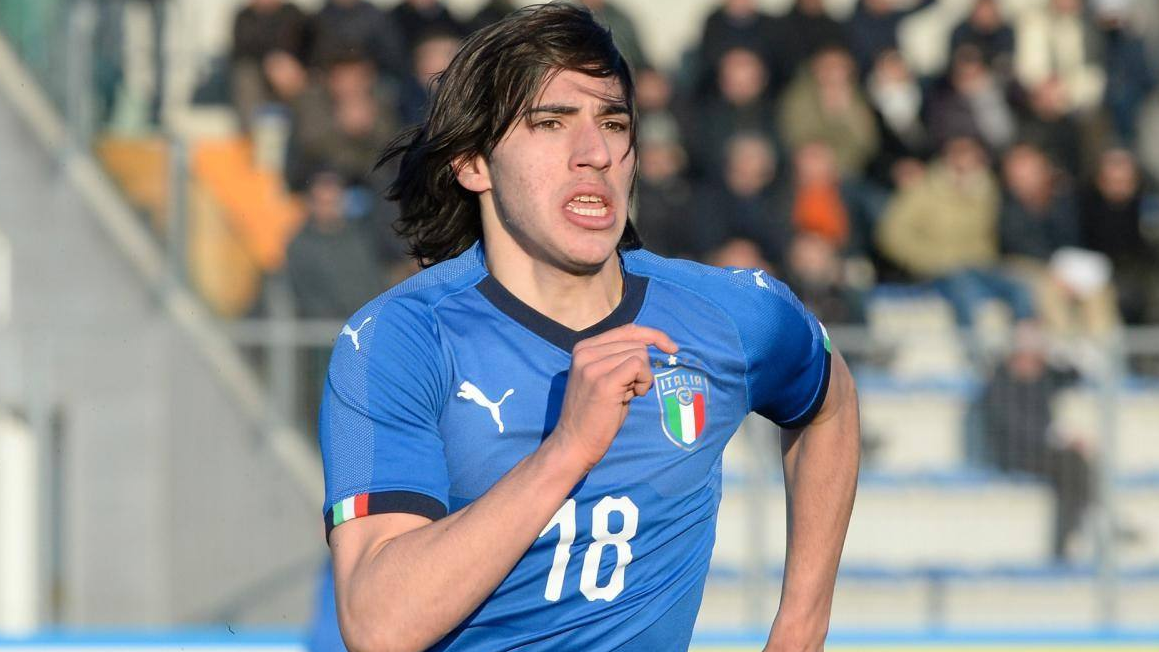 「国际米兰」意甲巨头齐中意19岁小妖,国米领跑,尤文处于劣势