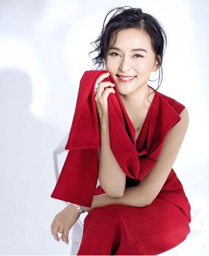 何音|她花13年“力捧”丈夫，却惨遭抛弃，如今嫁小鲜肉进行“报复”