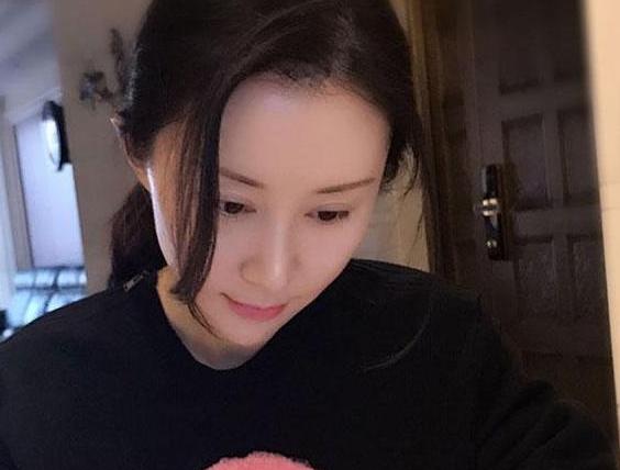 晒晒舒畅现实中的家，32岁还像小女孩一样，在家还在床上吃东西