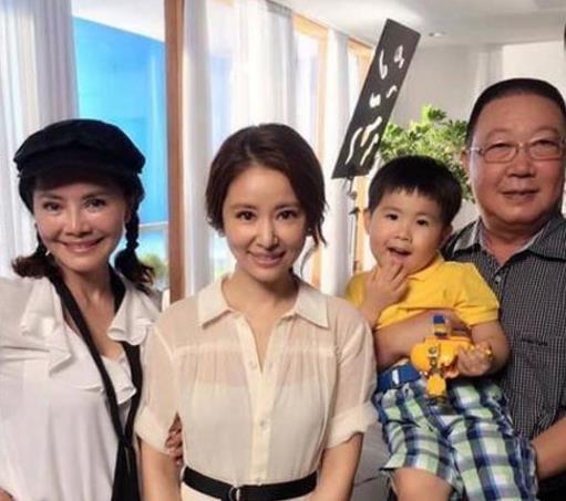 [林心如]林心如晒出一家近照，71岁的妈妈如同姐妹，撞脸看来真有缘