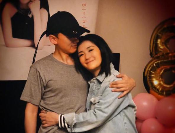 「谢娜」张杰晒双胞胎女儿照片为谢娜庆生，跳跳和俏俏穿红裙子跳舞很可爱