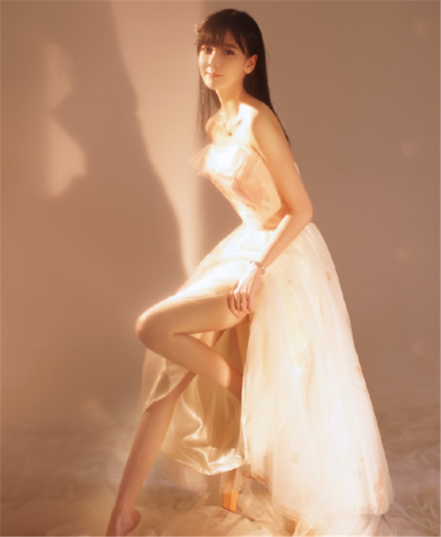 lpl|被LPL踢走的女主持，却凭男友回来了？黑马战队还被改成她的名字