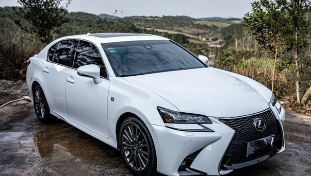 【轮胎】宁愿停产，42.9万从不降一分，前置后驱，开10年只换轮胎，没人懂