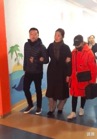 倪萍|61岁倪萍与黄宏同框,生图颜值气质佳,腿细如柴看着吓人