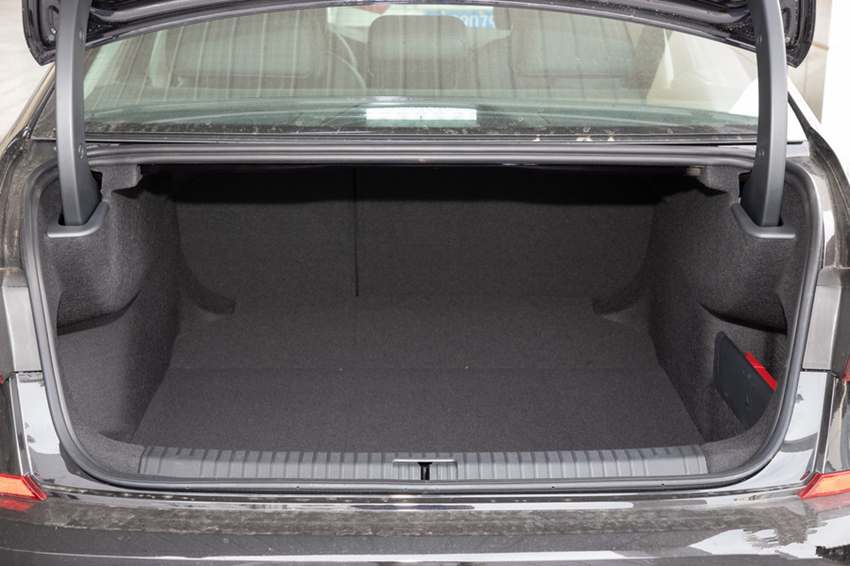 「大众帕萨特」大众不要“尊严”了！起步18万跌到13.9万，30天卖了16809辆