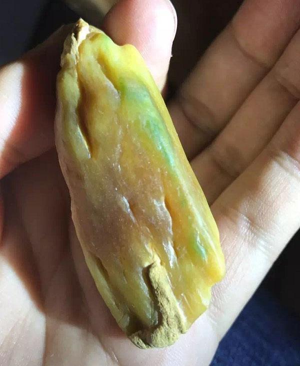 雕刻|已被挖空的大马坎敞口翡翠原石，为什么这么受雕刻大师所喜爱呢？