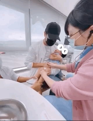 安以轩|安以轩产后晒甜美自拍，比心眨眼卖萌，坐月子仍不忘化淡妆太精致