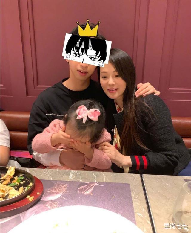 庾澄庆|庾澄庆出面维护儿子！晒照庆祝儿子毕业，换回男装的哈利很阳光