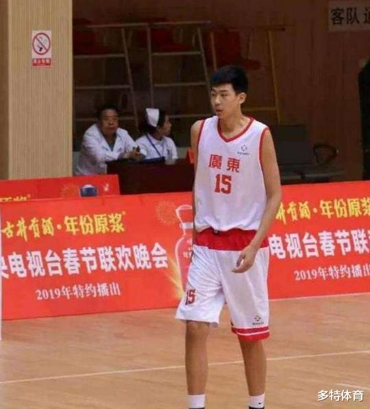 #广东男篮#15岁身高2.2米!北京小周琦横空出世,秦总却熟视无睹被宏远签走