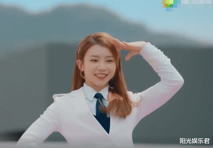 c位：《创3》主题曲林君怡站C位，有谁留意身旁两人是谁，实至名归！