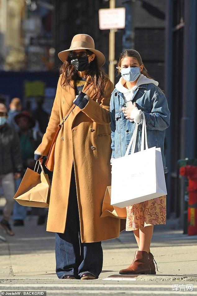 街拍|14岁小苏瑞久违出街，光腿穿裙亭亭玉立，前阿汤嫂罕见不谈恋爱宠女儿