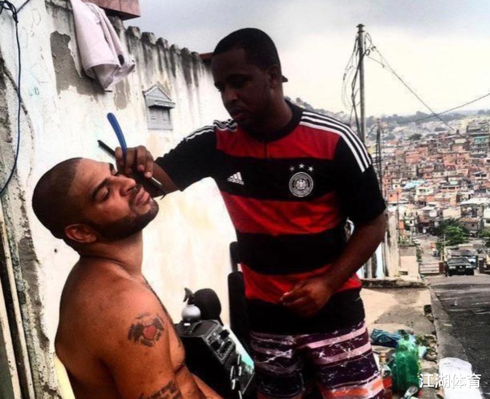 「阿德里亚诺」他天赋世界前3，19岁就一战成名，如今4年被裁3次，混迹贫民窟