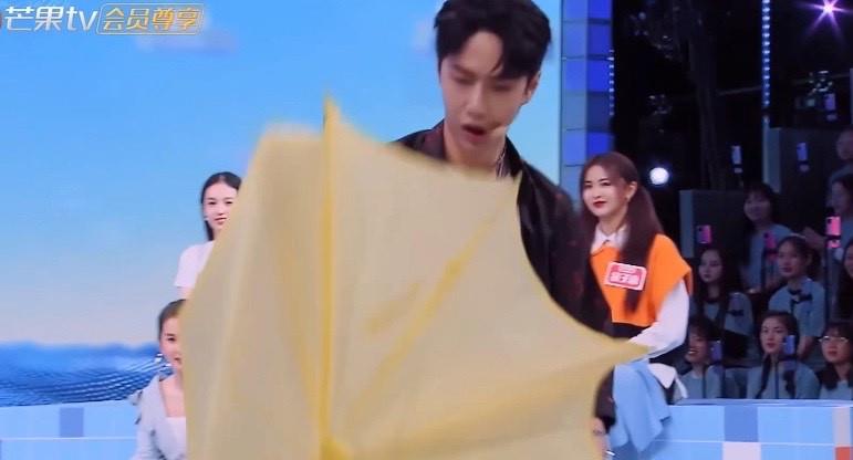 王一博|快乐大本营未播花絮，王一博专属镜头里的酷盖也太萌了！