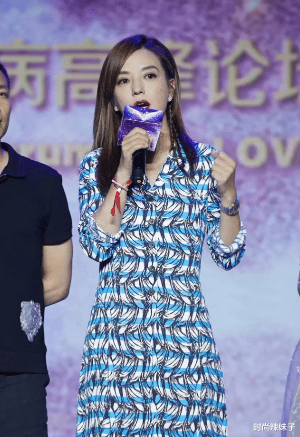 赵薇|赵薇瘦身后堪比“整容”，穿蓝色印花裙素颜出镜，44岁美成初恋