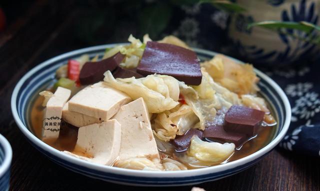 带鱼|入冬后，豆腐和猪血一起炖，给肠胃来个大扫除，吃得浑身都暖和