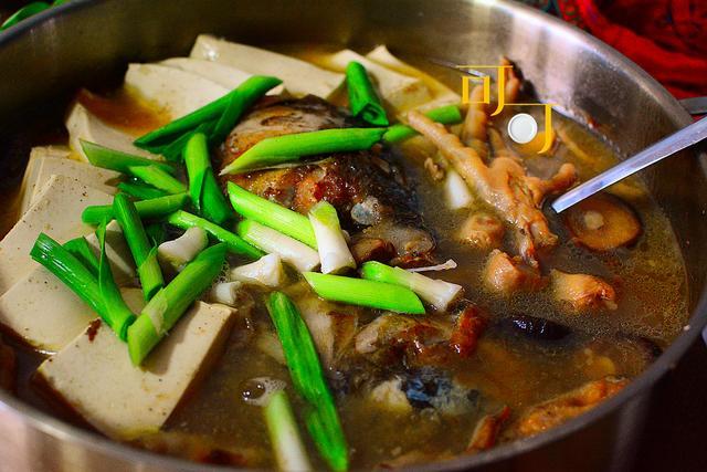 红烧鸡爪▲早春时节,忽冷忽热,煮一大锅鱼头豆腐烧鸡爪,够一家人吃一顿