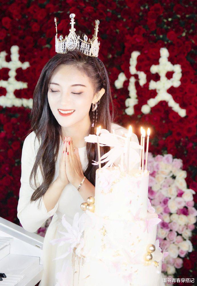 玖月奇迹|玖月奇迹换人了!新搭档衬衣西裤很帅气,王小玮打扮休闲开心弹唱