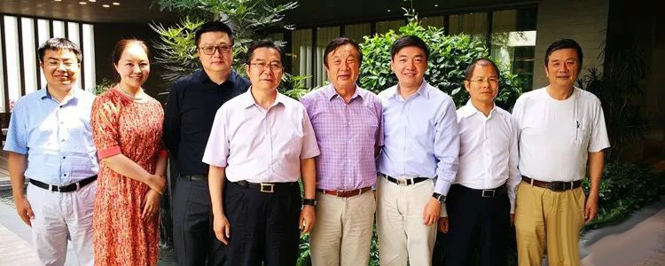 「任正非」母校让捐款,任正非却说:“我不能给你钱”,柳传志点赞:做得对