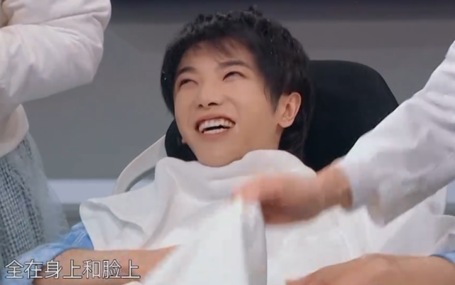 『虞书欣』华晨宇被水浇一身，谁注意关晓彤的反应？太圈粉了！