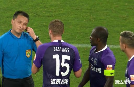 中超|中超今晚最大争议判罚！头号黑马争议绝杀，3大外援赛后围堵名哨